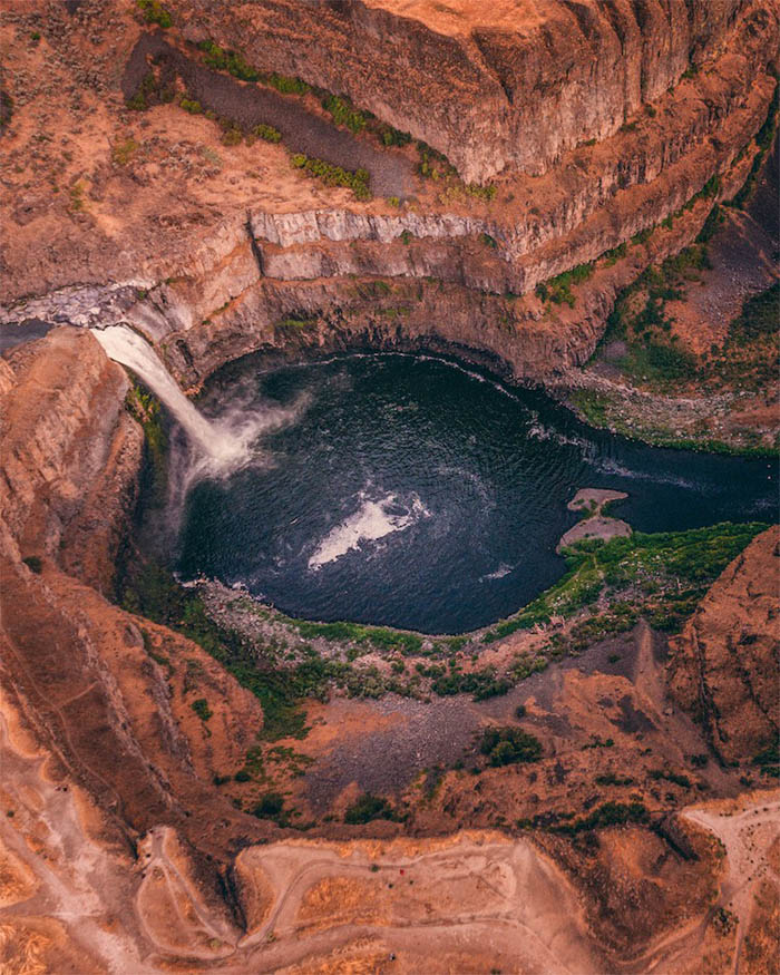 Thác nước Palouse Falls ở Washington hùng vĩ, sống động.