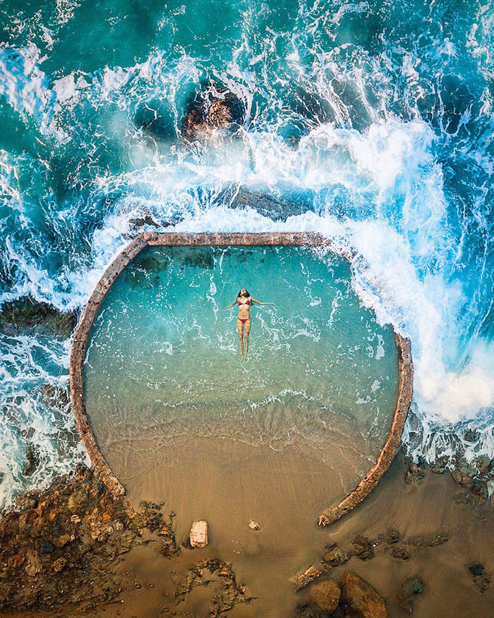 Hàng ngàn lớp sóng xô trắng xóa ở bãi biển Victoria Beach ở Los Angeles.